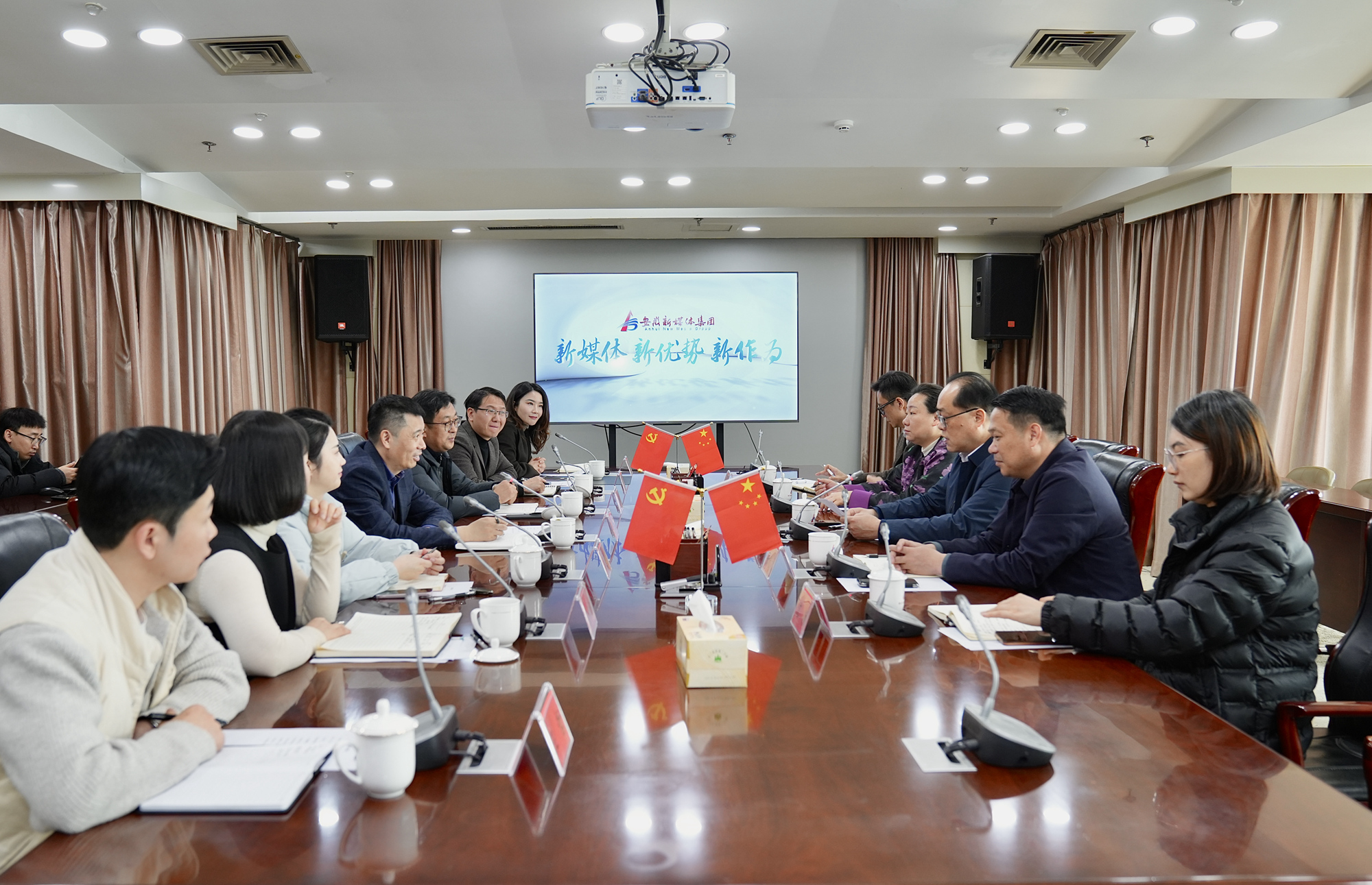 安徽高速地产集团董事长胡为民一行到安徽新媒体集团调研座谈